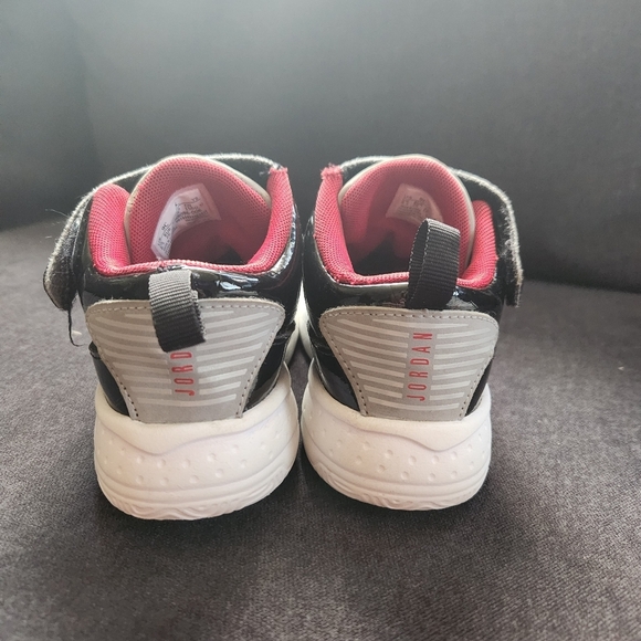 Nike Air Jordan Max Aura TD Sneakers Little kids size 8.5C Black Red - Picture 4 of 8